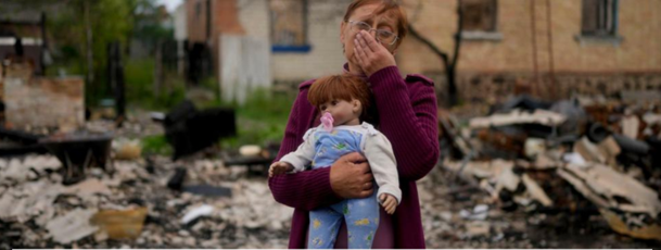 Ukrainische Mutter und kleines Kind in den Trümmern ihres Hauses.