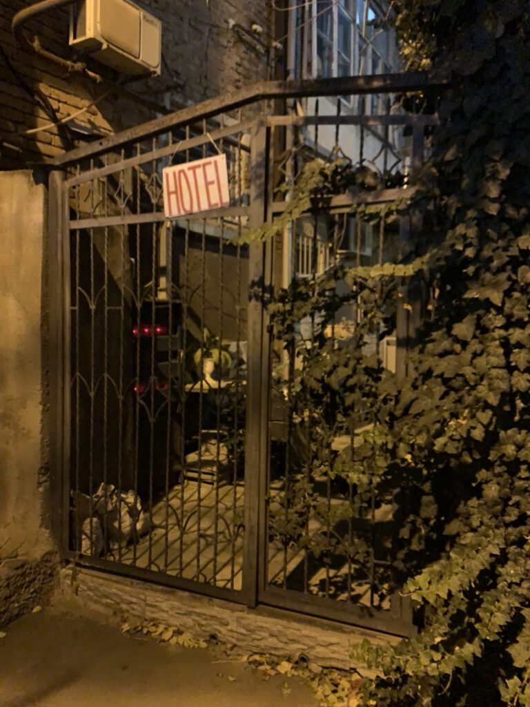 Um es milde auszudrücken, kein sehr attraktives Hotel in der Gemeinde Beuron.