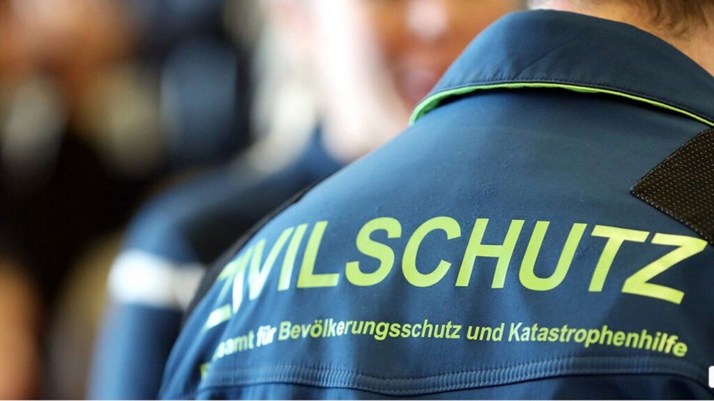 Ein Mitarbeiter des BBK in Uniform.
